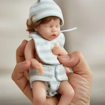 Очарователна 6-инчова преродена кукла мини момиче с къдрава коса и усмихнато лице - мека и реалистична бебешка кукла за детска придружителна игра